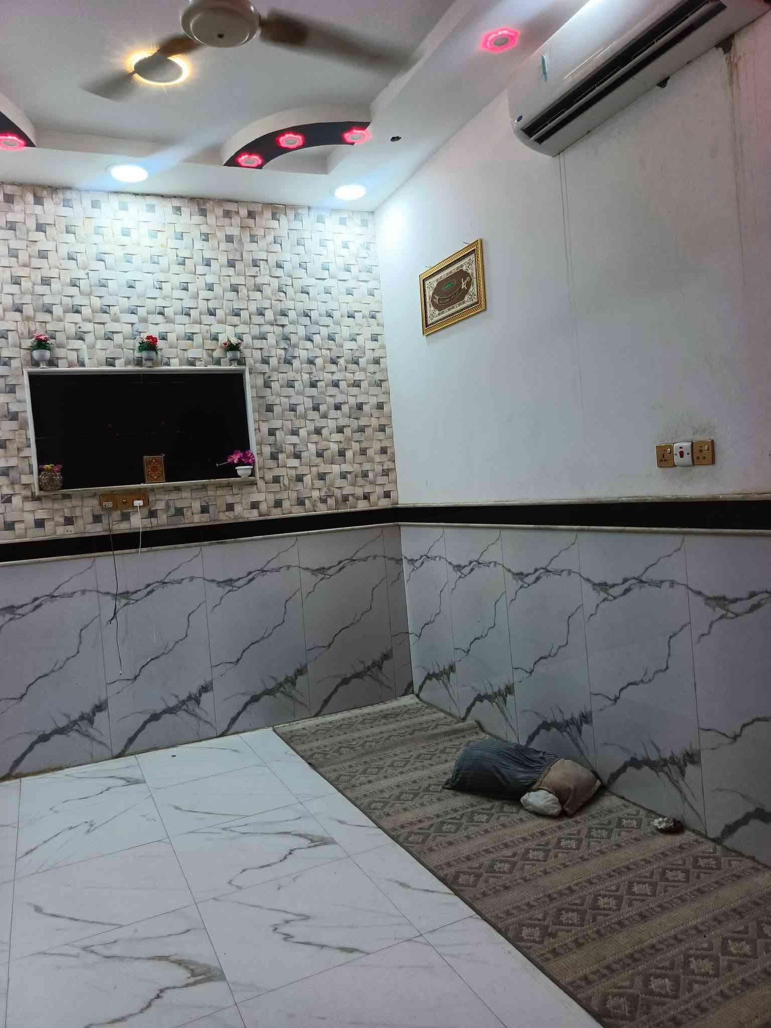 ياالله 
سلام عليكم
البيت البيع طابو صرف
مساحه ((100)) متر طولاني 
البيت بناء حديث ومسلح 
يحتوي على استقبال وصاله ومطبخ وغرفه نوم
صحيات داخليه صحيات خارجيه
دبيسات خلف جامع استفسار اتصل
((***********)) ((***********)) اخوكم أبو عراق...

