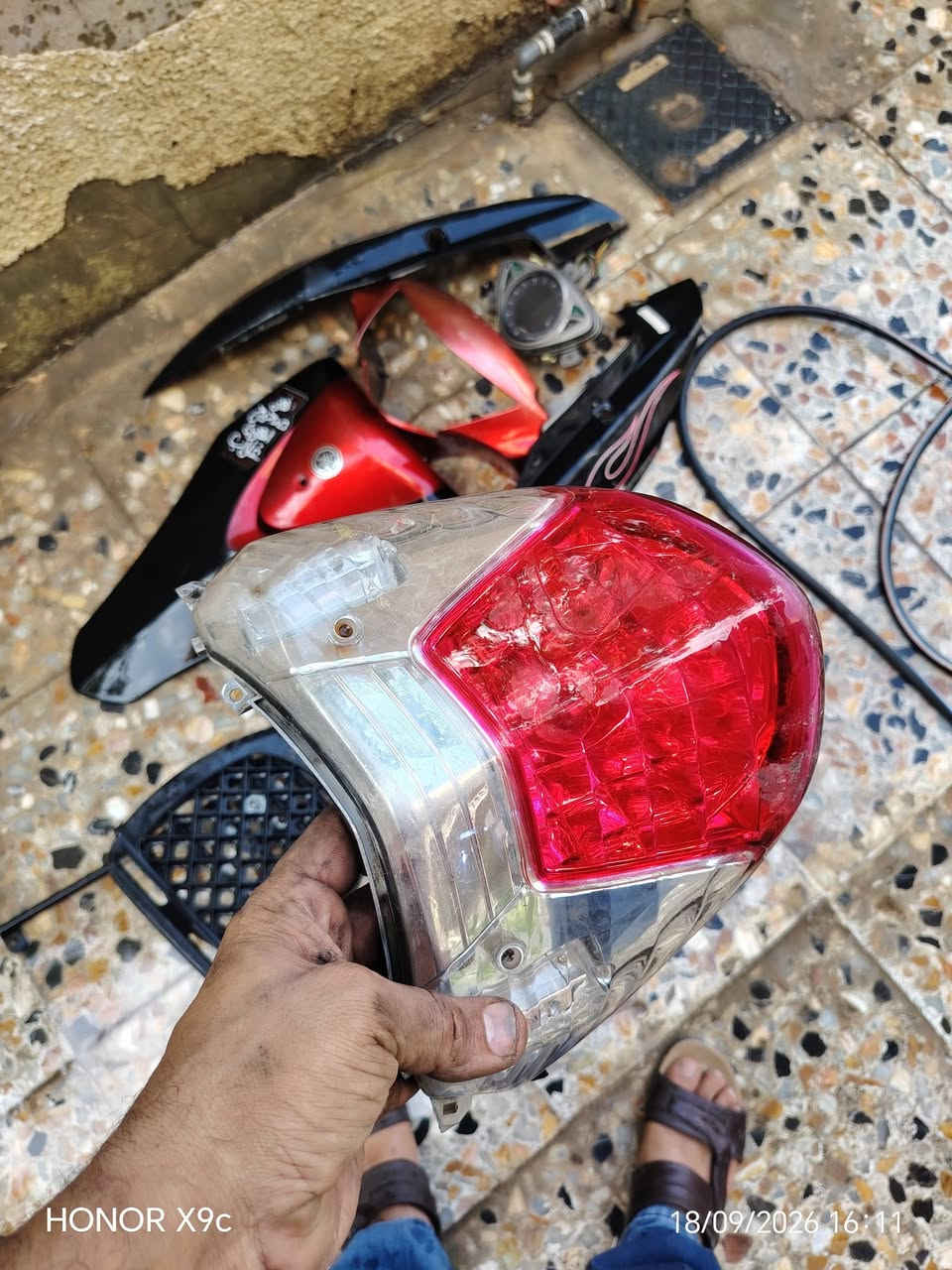 االسلام عليكم كفرات عدله تفصيخ ٣٥ صالنصه تفصيخ عدله اعتقد صجميه نظيفه ٤٠ بك لايت ١٠ سيبايه ٢٠ رقمي *********** مكان كريعات

نص مكتوب في الصور:
- HONOR X9c 18/09/2026 16:08
- HONOR X9c 18/09/2026 16:11
- HONOR X9c
- 18/09/2026 16:03