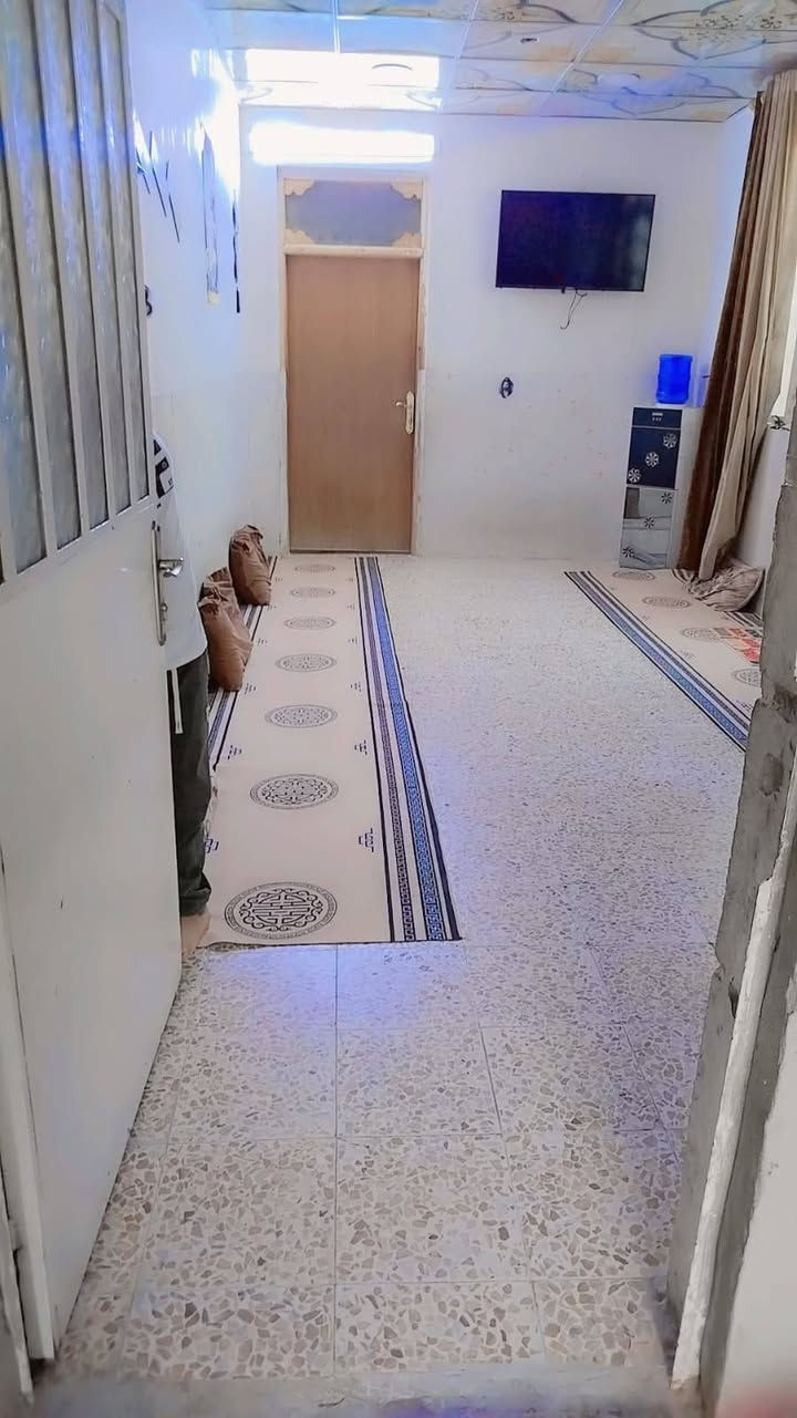 السلام عليكم بيت 100 متر الوجهيه خمسه ونزال عشرين يحتوي عله غرفه وصاله ومطبخ وصحيات كاشي وسقوف ثانويه وبورك تريده هوه والثاث لو بدون اثاث هوه والاثاث ب25 وبدون اثاث ب 20وبي مجال شي قليل يحتوي عله ثنين سبالت وبردات المنزل ومراوح ثنين وكيزر وتانكي كاونتر وسنكي البيت كاشي العنوان انجف الاشرف قرب مخازن النجف الغذائية الاستفسار عله رقم التلفون وعل فيس ***********
