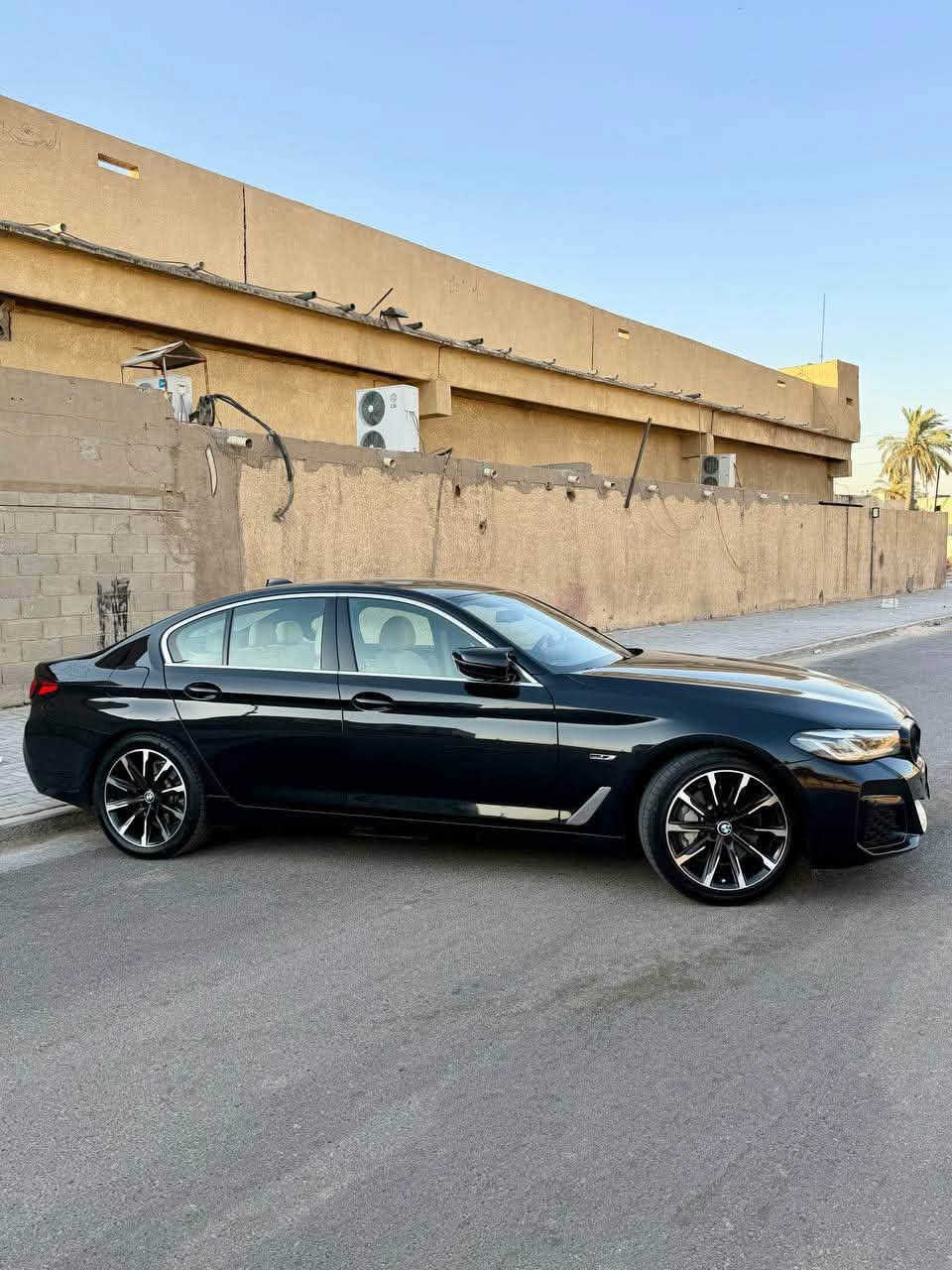 BMW530e
موديل 2022 
هايبرد بلكن هايبرد 
 اللون اسود
وارد امريكي بدون ايرباك قطعتين صبغ 

مواصفات:
محرك ٢٠٠٠ توربو
٣ وضعيات قياده (سبورت- هايبرد -كهرباء)
داخل اوف وايت 
ماوس تحكم
فتحة سقف
جنطه كهرباء
حساسات امامي خلفي
رادار استشعار المركبات من الامام
تدفئة كراسي
تحديد مسار
شفتات ستيرن
مري كهرباء 
كراسي جلد وكهرباء
ميموري خزن وضع سائق
مسويلها صيانة عامه (سيرفس كامل )
ومسويلها حمام وبولش
سياره مابيهه نقص صفر مسج
رقم جديد هزه جديدة 
السيارة كاملة والكمال لله 
ماشيه 56 الف مايل 
سعر ٢٩٠ وبيها مجال بسيط 
مكانها  الاعظمية
تواصل ***********
