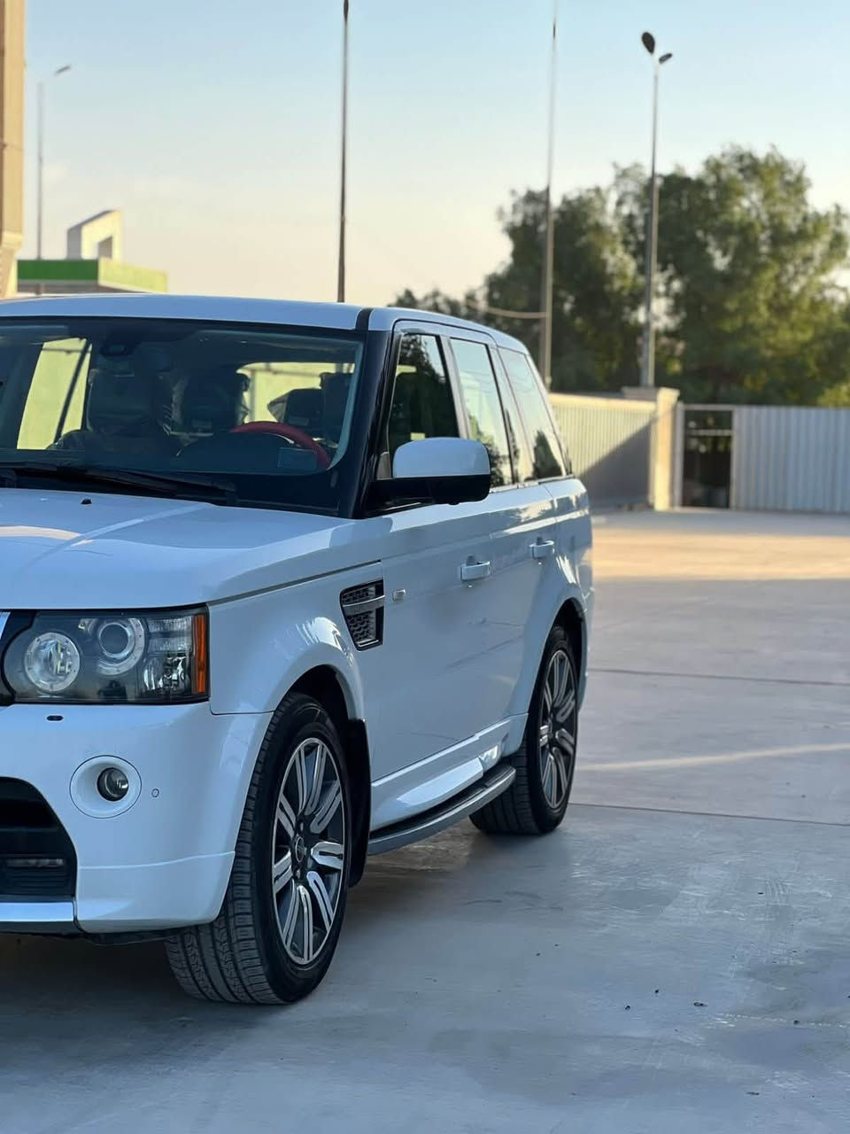 سلام عليكم : RANGE ROVER -SPORT وكالة شركة سردار مكفولة كفاله عامه صبغ وضربه وتبديل (( وكاله السياره ) محرك 8 سوبر جارج موديل 12 اللون ابيضّ مواصفات فول (( بصمة - سلايد -كاميرات 360 - رادارات - جكات اوتو ويدوي - مري شفط - كشنات جلد احمر واسودّ بلادي - شاشات خلفية - لايتات - حساسات - سماعات )) جاهزه من كلشي كير ومحرك حداده كهرباء رقم بغداد ( ٤ ارقام ) السعر 170 وبيها مجال  بيك خير وتدلل***********
