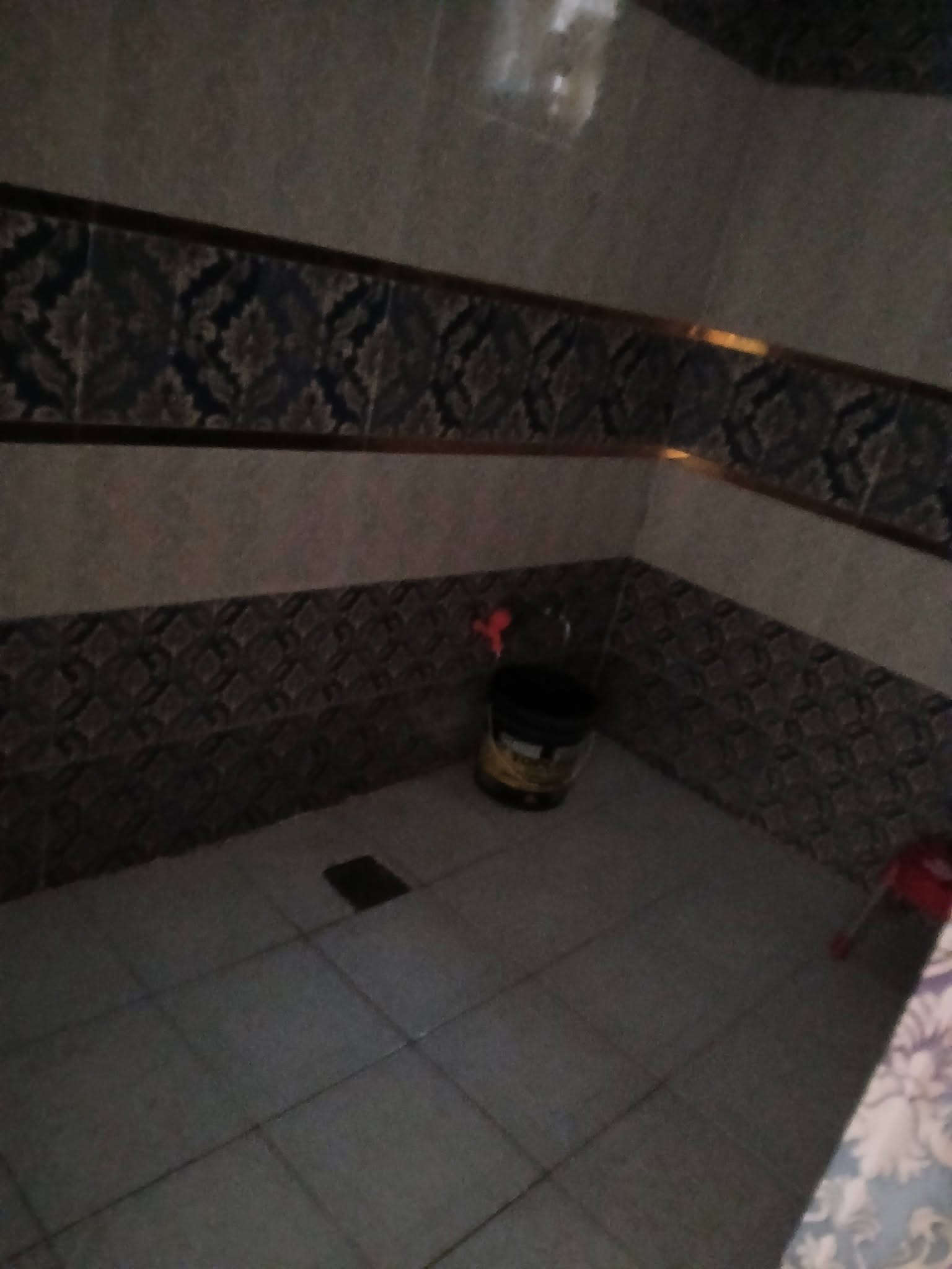 السلام عليكم بيت البيع 100 متر مربع مفوله بناء حديث استقبال وغرفه وصاله  ومطبخ مكان زعفرانيه دوره الشرطه من طب من ركن المصريه كبل اول فرع عل يسره كاع سيد عباس  مجاري موجوده وحالين اكو عمل عل ارصفه وسبيس طابو زراعي سند 25 وكاله ام الصوره سعره / 65 وبيه مجال   رقمي *********** واتساب هم  موجود
