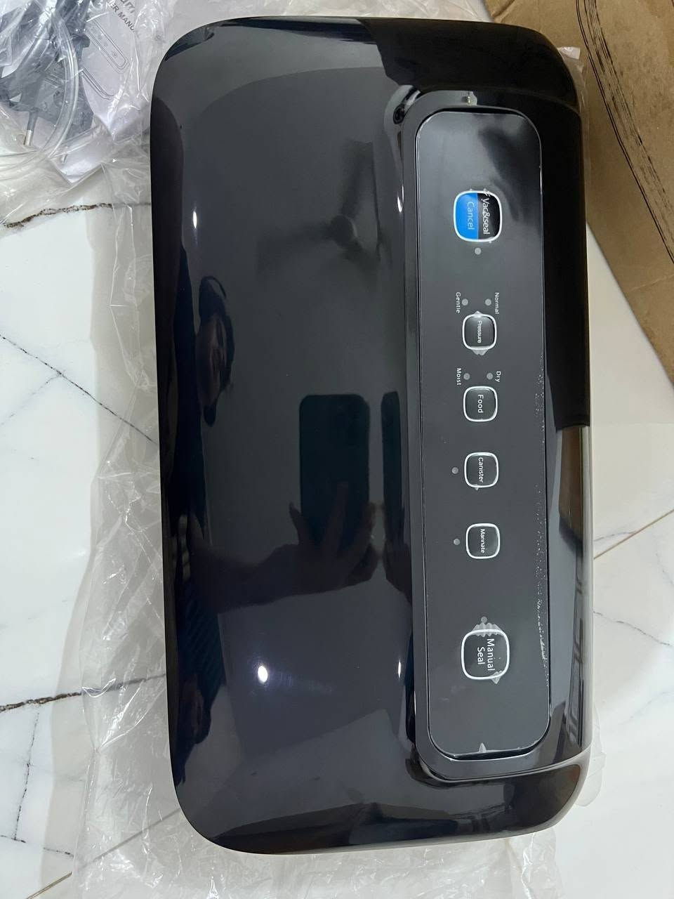 جهاز تفريغ وحفظ الأطعمة Vacuum Sealer 
جديد بالكارتون وما مستخدم
جهاز عملي لحفظ الأطعمة وتغليفها بالتفريغ الهوائي، يساعد على المحافظة على الأكل لفترة أطول وتقليل تعرضه للهواء.
 تفريغ الهواء من أكياس حفظ الطعام.
 إغلاق/لحام الأكياس بإحكام.
 تساعد على تقليل الروائح وحماية الطعام.
 مناسبة للحوم، الدجاج، الخضروات، الجبن وغيرها.
 حجم عملي وسهلة الاستخدام.
 وياه ملحقات مثل المبين بالصور.
متوفر توصيل 
للتواصل أو الاستفسار خاص أو على هذا الرقم ***********
