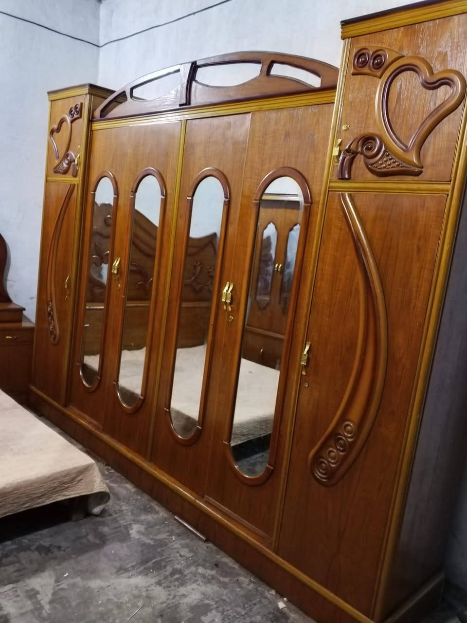 غرفة ست أبواب • صاج داخل وخارج • توصيل
