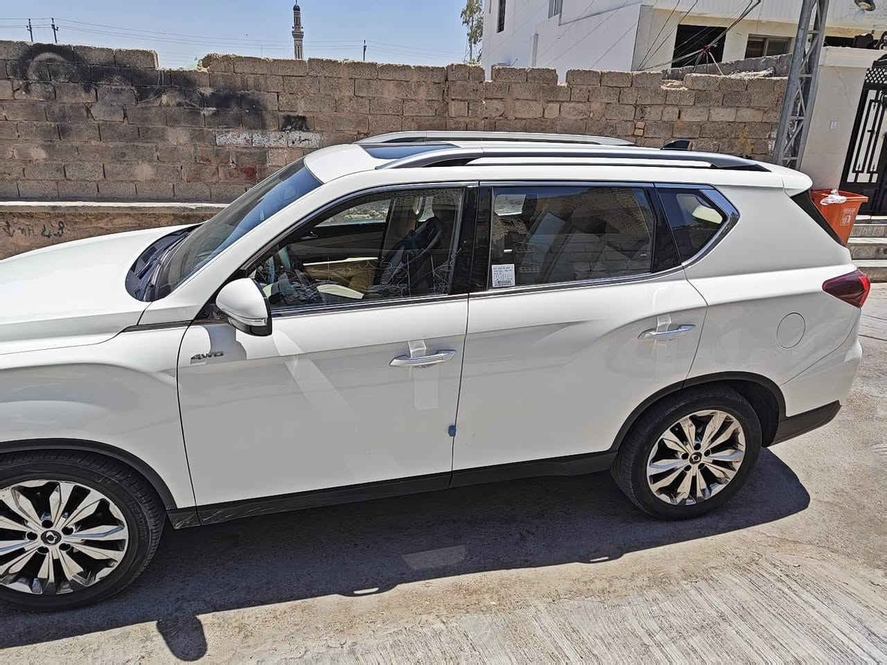 سياره   ريكستون (KGM REXTON ) بيع او مراوس بسياره ناصيه
موديل:2024  وراد كوري

حاله السياره: السياره جداً نضيفه   

السياره فول مواصفات   4WD  دفع رباعي

المحرك:2.0 لتر تيربو بقوة 225 حصان و 350 نيوتن متر من عزم الدوران

دخول ذكي.فتحة سقف.مثبت سرعة . وشاشه 12.2 بوصه تدعم  Apple CarPlay، و Android Auto. 

مصابيح أمامية ليد.المصابيح الخلفية الليد.

مقاعد جلد

تعديل المقاعد الأمامية كهربائي

تبريد المقاعد الأمامية

تسخين المقاعد الأمامية

تسخين المقاعد الخلفيه 

تشغيل بصمة

باب خلفي كهربائي

ملاحظه السياره بعدها بالضمان الشركه
***********
