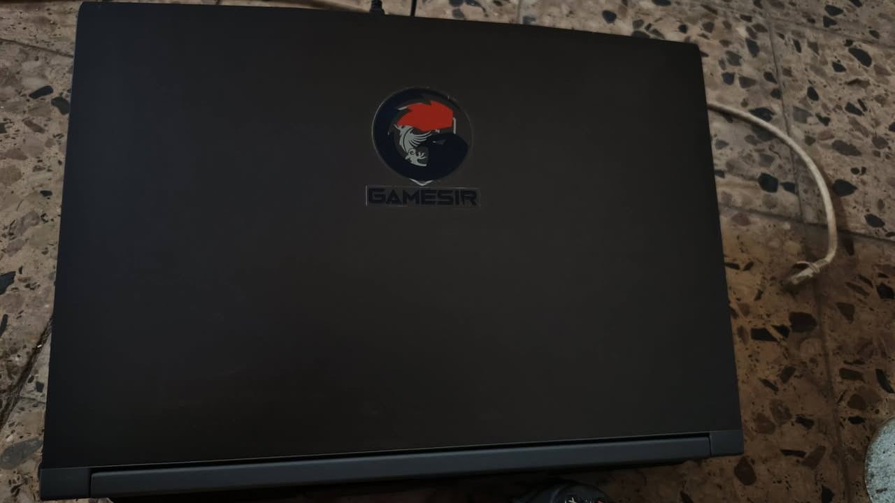 السلام عليكم..

للبيع لابتوب جيمنج من شركة MSI مستعمل نظيف جداً (أخو الجديد)، الكرتونة والشاحن الاصلي  مع كافة ملحقاته الأصلية. اللابتوب وياه بكج كامل للعب والتخزين، يعني تاخذه جاهز ما تحتاج تصرف عليه دينار.

​📌 مواصفات اللابتوب الأساسية:

​الموديل: MSI Thin 15 B13UCX

​المعالج: Intel Core i5 - الجيل الثالث عشر (13th Gen) - أداء عالي جداً وقوي بالألعاب والبرامج.

​كرت الشاشة: NVIDIA GeForce RTX 2050

​الرام: 16GB (نوع DDR4 بتردد 3200MHz)

​الشاشة: تردد 144Hz (تنطي أداء سلس جداً).

​نظام التشغيل: Windows 11 Home

​📌 التخزين (مساحة عملاقة للألعاب - أكثر من 2.7 تيرابايت):

​تخزين أساسي سريع جداً: 512GB NVMe SSD

​تخزين داخلي إضافي: 256GB Bullet SATA SSD

​هارد خارجي: Western Digital My Passport بحجم (2 تيرا بايت)

​📌 الملحقات الإضافية (البكج):

​يدة تحكم احترافية GameSir G7 SE: (مرخصة من إكس بوكس، دقيقة جداً وتدعم تعديل الـ Deadzone).

​يدة تحكم ثانية Redragon G710: (ممتازة وعملية).

​ستاند تبريد (Cooling Pad): للمحافظة على أفضل أداء وأقل حرارة أثناء الاستخدام الطويل.

​💡 ملاحظات:

​الجهاز والملحقات كلها نظيفة وبدون أي مشاكل أو عيوب.

​البيع للبكج كامل (اللابتوب + الأغراض).

​المكان: بغداد (أبو غريب).

​للاستفسار عن السعر أو التفاصيل، يرجى المراسلة على الخاص أو الاتصال على الرقم: [***********]
