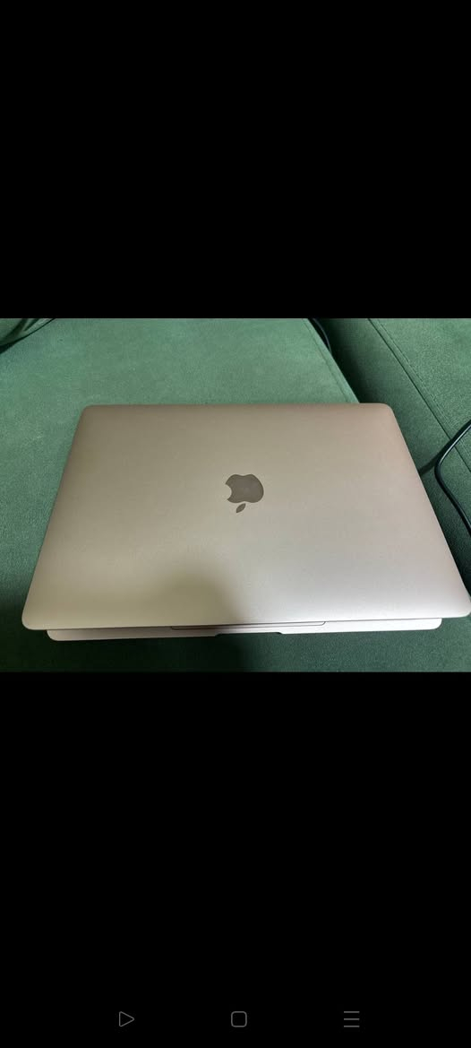 ماك بوك اير 2020
للبيع: MacBook Air 13-inch (موديل 2020)  (أخت الجديد) السلام عليكم، متوفر لابتوب ماك بوك إير نظيف جداً جداً وبحالة ممتازة للاستخدام:المعالج: Intel Core i3 بسرعة 1.1 جيجاهرتز.الذاكرة (RAM): 8 جيجابايت.المساحة التخزينية: 256 جيجابايت SSD.اللون: ذهبي مميز (Gold).النظافة: الهيكل الخارجي والشاشة نظيفة جداً (بدون أي شخوط أو عيوب وتعتبر أخت الجديدة تماماً).

الملحقات: متوفر مع اللابتوب كرتونته الأصلية + الشاحن الأصلي مالتها + وصل الضمان القديم.
الموقع: بغداد/ عامريه 
السعر: 500,000 دينار عراقي (وبيه مجال بسيط جداً للشراي والمهتم الجاد). للتواصل والاستفسار: *********** واتس اب موجود .
