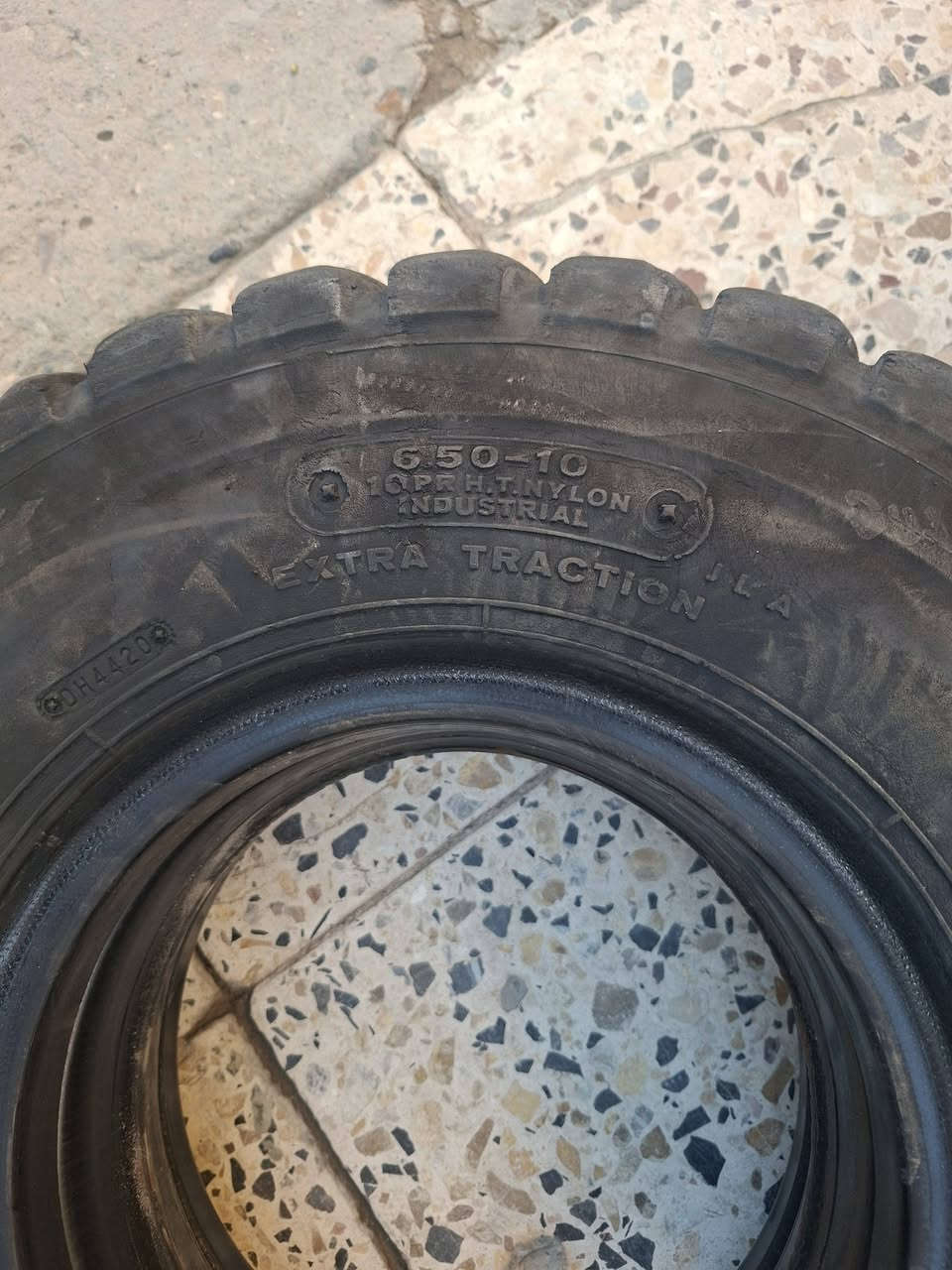 اطارات رافعه شوكيه اصليات تخم كامل چوب مابيهن ولا بنچر كلهن ٢٠٠الف ***********
