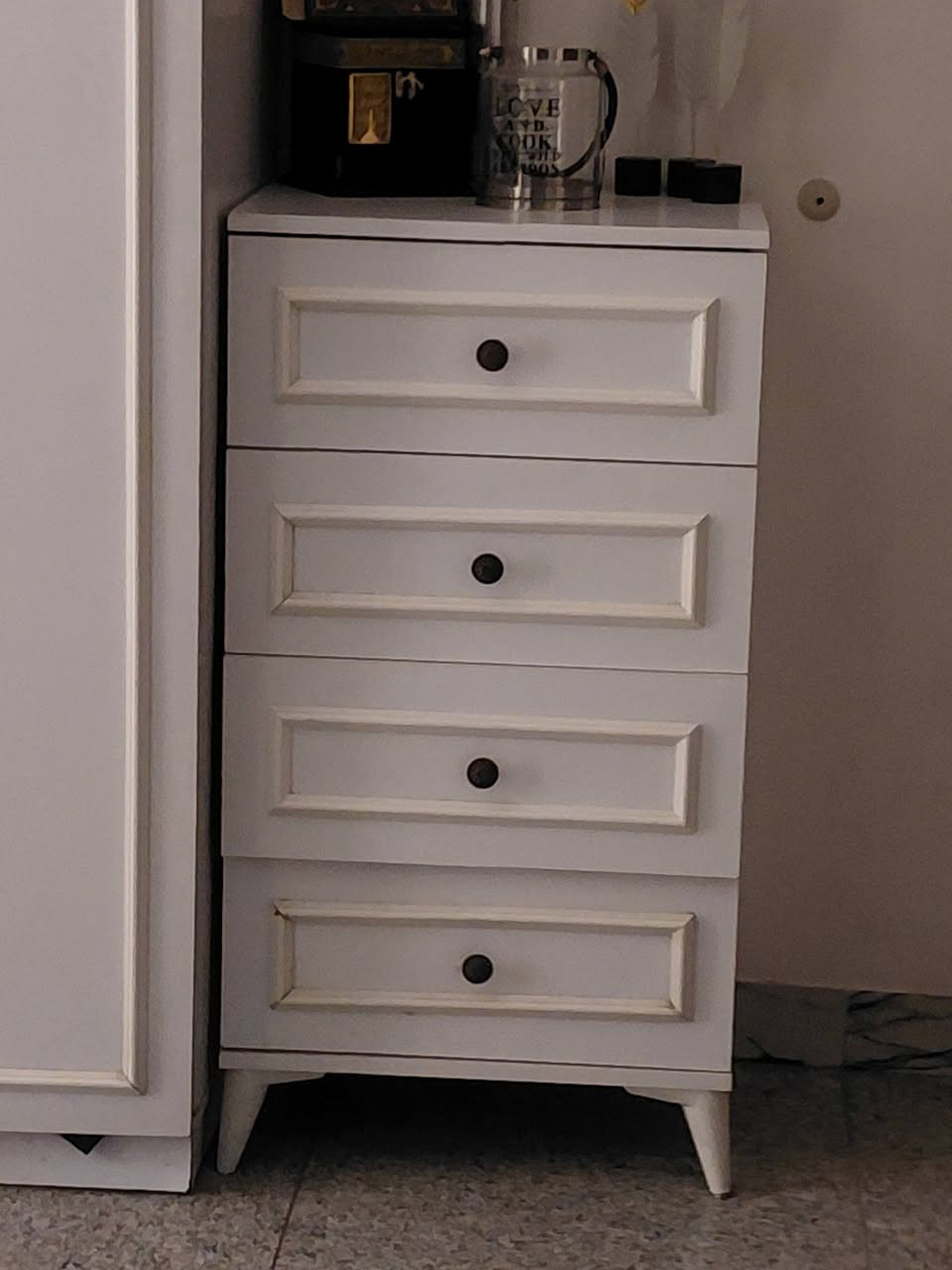 سرير نفرين  دوشمة جديدة
الصومية حديد شخاطة  تتحمل وزن 400 كيلو 
كنتور ٦ ابواب (240) cm 
ميز جرارات ٤
مراية 
ميز تواليت 
كومدي جرباية عدد ٢
موقع حي العدل 
السعر 750 مع الدوشك 
***********1
المكتب للبيع 
 البردة للبيع 
الدوشك للبيع
