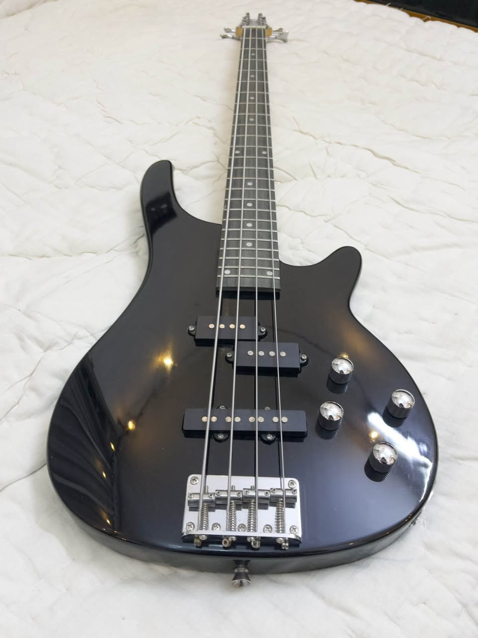 (Bass guitar)
بيس كيتار IRIN نظافه 90% البيس يشتغل بدون اي مشاكل اذا تريد تواصل وياي و اصورلكياه
 السعر (90) قفل🔒
عنواني الاعظميه راغبة خاتون رقمي : ***********
