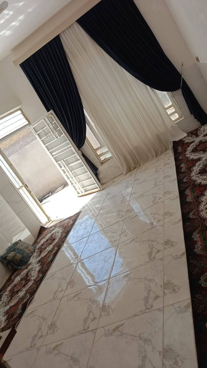 بيت زراعي للبيع المساحه 200م طريق السنيه منطقة ام طباشي طريق الزوار خلف حسينيه سفينه النجاة للاستفسار الاتصال على الرقم *********** واتساب علما ان البناء بلوك كركوك وعكادة وبيت كلش نظيف والبيع مع الاثاث والسعر ٦٠
