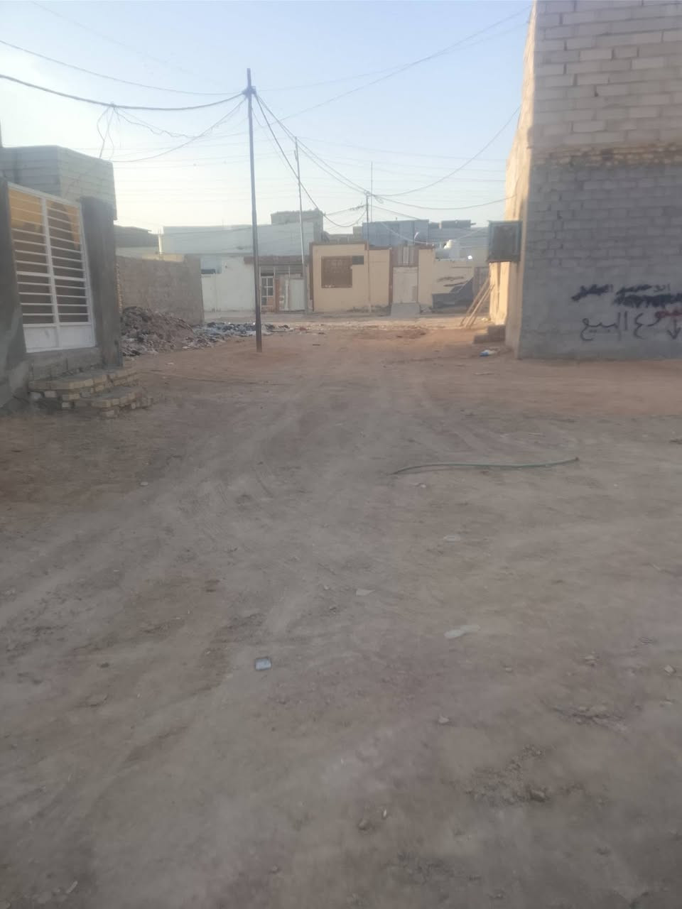 السلام عليكم  عرصه 155 متر واجه 7.60والنزال 20 امجعبه طابوق  ومسحوب ماي الموقع براكيه خلف مدرسه الازدهار وشارع الثاني شارع البيطره المقرنص والشارع الخلفي شارع علكم شارع حاتم الخير كلهن يطلعن عليها تبعد عن الشارع العام 400 متر او اقل ترهم اقساط اونقد الاستفسار على الرقم *********** او خاص
