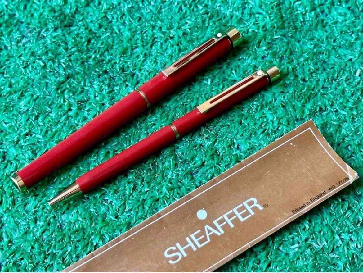 سيت أقلام شيفر ( Sheaffer) تاركة 
أمريكي اصلي انتاج الثمانينات 
ريشة ذهب خالص عيار ١٤ 
حجري نوادر مع تغليف الذهب  
حبر - جاف - الحجم M 
لوك غير مستعمل 
مع العلبه الأصلية والكتلوك   
للاتصال ***********
