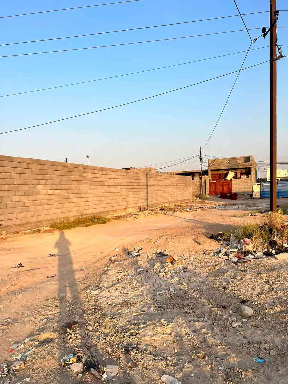 السلام عليكم قطعه او قطعتين  للبيع طابو صرف زراعي سند ٢٥ المساحه الكليه ٣١٥متر النزال ٢٧ وشويه  الواجه ١٤وشويه والي بصفحها مساحتها ٢٥٣متر ركن على ٣شوارع تريدهن كلهن او تريد وحده منهن المساحه الكليه ٥٦٨متر تجاريه على شارع ٣٠ والخلف شارع ١٠  والشارع الركن ١٠ وثاني قطعه عن الركن  بسمي تحويل ثاني يوم مكانها يم السد مالت الفلوجة  رقمي ***********بي واتساب
