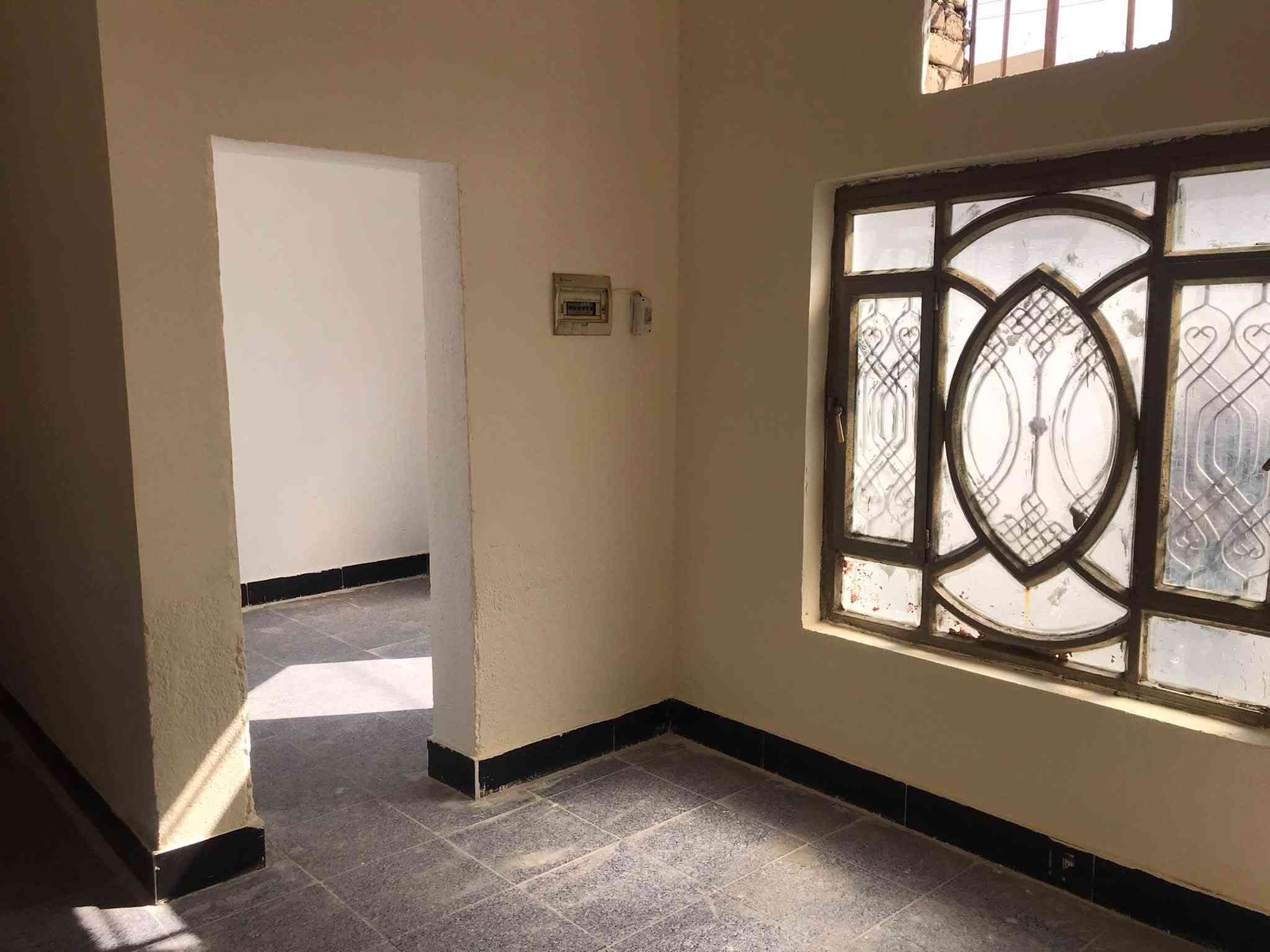 معروض لدينا في المكتب بيت المساحة 130 م بناءً نضيف جدا طابق واحد عكادة على شارع عرضة 20 م البيت فارغ حاليا جاهز للسكن المحتويات البناء ( غرفة النوم وصالة ومطبخ وصحيات مع استقبال البيت كلةبناء طابوق ) العنوان التضحية تدخل شارع الكشك نهاية الشارع سنتر على الشارع إذًا عجبك المكان تعال للمكتب ودزك علية احسن الاتصال على *********** ابو علي الاسدي مكان كلش حلو البيت اعتبار تجاري
