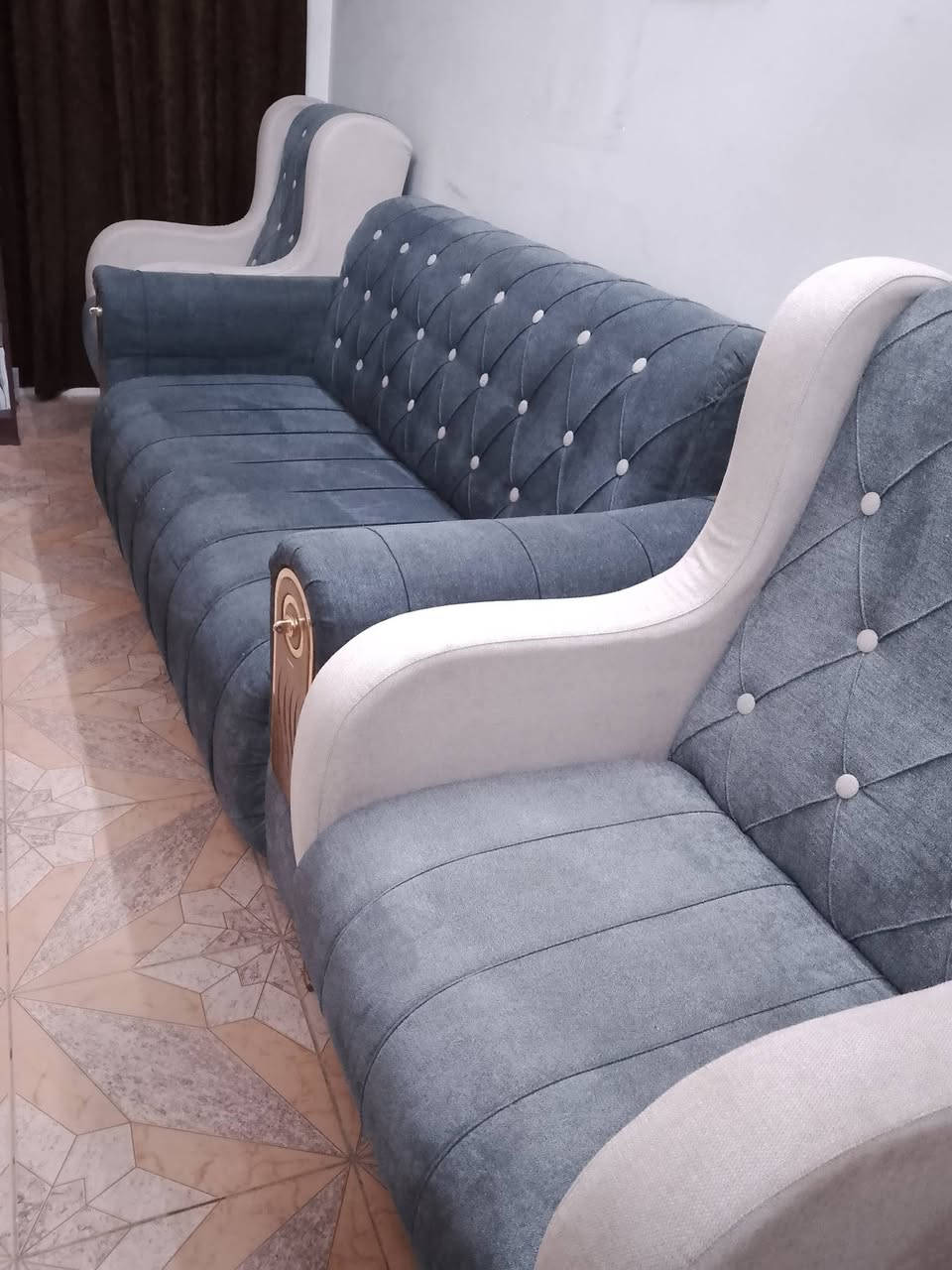 طخم تفصال شغل عراقي والخشب عراقي ثكيل عشر مقاعد نظيف سعرة 650وبي مجال بغداد البلديات اتصال.***********
