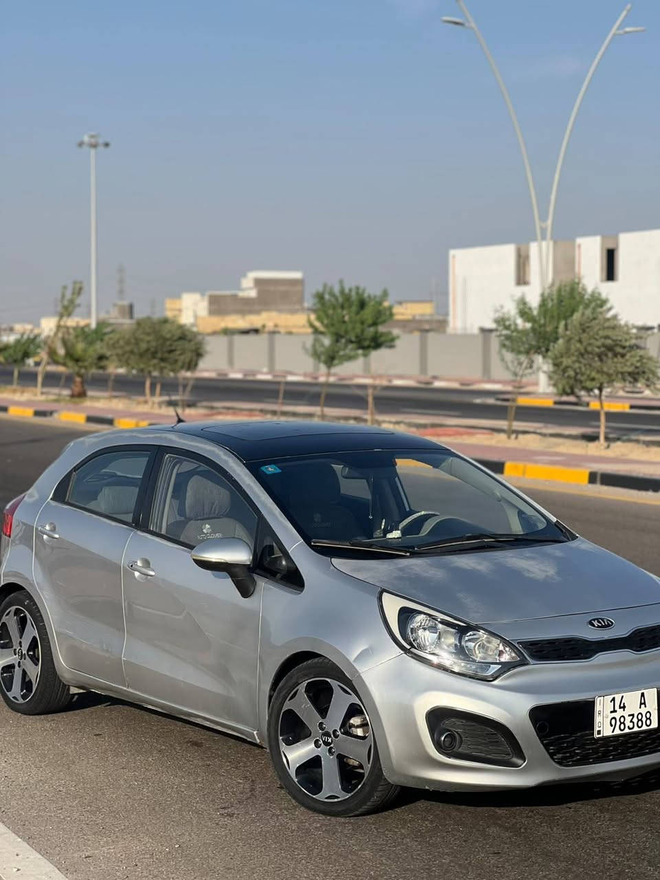 كيا ريو ٢٠١٤ لون سلفري مواصفات خليجي موديل ٢٠١٤..محرك ١٦٠٠.  رقم بصره ..المواصفات..شاشة وكاميرا..وحساسات خلفية بلاد..تحكمات ستيرن..فتحة سقف.. حدادية جديدة مكفوله من الضربه القويه بيها جراد والباقي شوف العين مكان السياره البصره القبله 
*********** 
السعر 85
