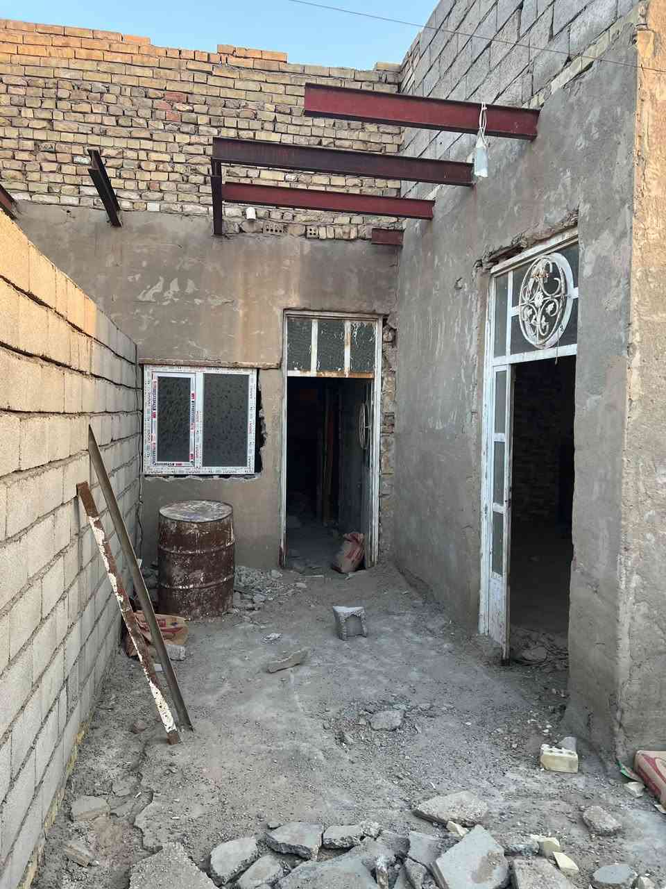 السلام عليكم بيت للبيع مساحه 120 متر اصولي سبع قصور نهاية شارع ابو جاسم المالكي خدامات كامله عوزه ترميم بس السعر 20 وبي مجال الاستفسار *********** موجود خاص وواتساب
