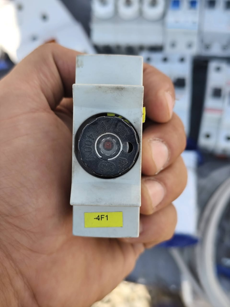سویچی یەکی و دوی و سێی و چواری
1500 دینار 

گڵۆپ 500 دینار هەیە 1500 هەیە 2000 هەیە 

جۆزە 1000 دینار 

کەلار .. جوملەو موفرەد بەردەستە
***********
