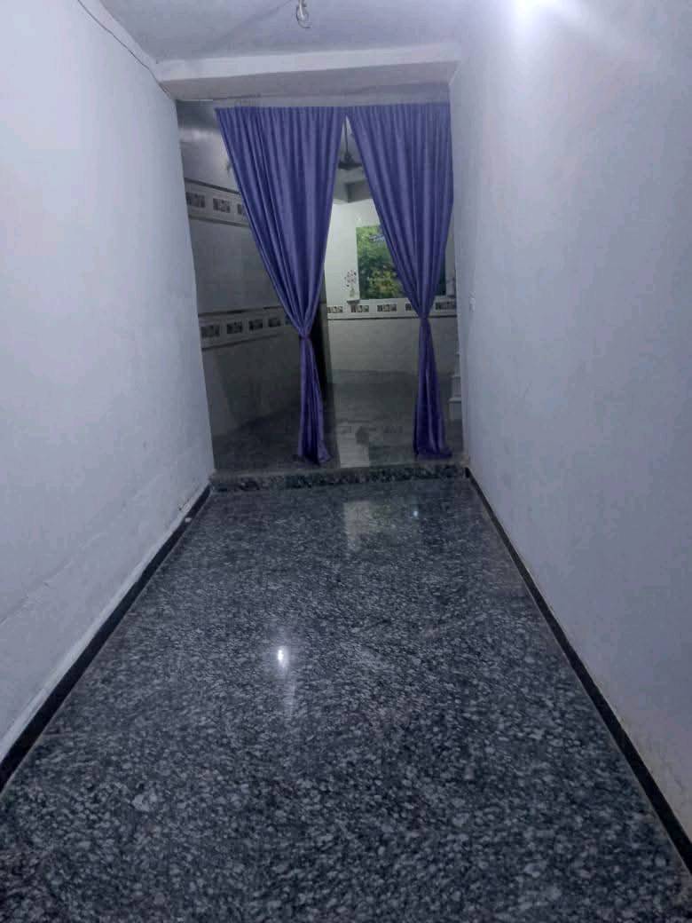🏡 بيت للبيع – طويريج / حي الضباط / شارع المحيط

📍 الموقع:
مقابل حي الصناعة، بالقرب من المدرسة

📐 المساحة:
300 متر²
طابو زراعي – سند 25 – ركن

🏗 البناء:
طابق ونصف – بناء جديد

🔌 الخدمات:
ماء، مجاري، كهرباء متوفرة

✨ المواصفات:
▪️ 3 غرف نوم
(غرفتان بالطابق الأرضي + غرفة بالطابق الثاني)

▪️ استقبال واسع
▪️ صالتان
▪️ مطبخان
▪️ صحيات داخلية وخارجية
▪️ مناور عدد 2

📩 لمزيد من التفاصيل راسلني خاص

📞 للتواصل:
***********

📱 واتساب متوفر 👆
أو مراسلة خاص