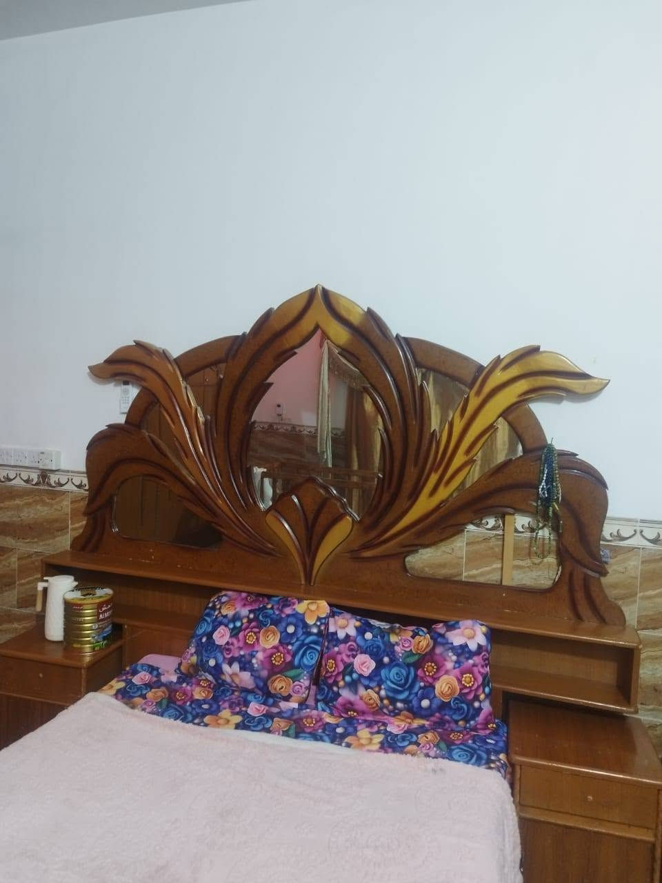 غرفه اخشاب حطاطه خشب تكمه أخت الجديده نضافتها فول السعر ٦٥٠ وبيها مجال ***********
