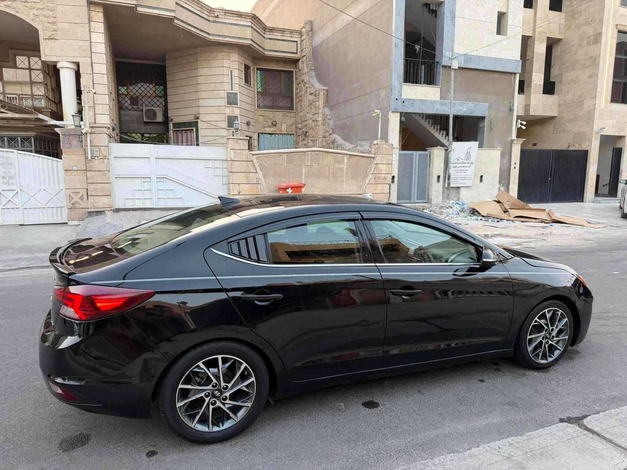 السلام عليكم 🙋🏻‍♂️❤️
للبيع هونداي ألنتره موديل 2019 فول مواصفات Limited رقم بغداد دولي بأسمي تحويل ثاني يوم السياره كير At مكينه 2000 دوش وارد أمريكي ضررها ثلاث قطع كما موضح بالصور بدون شواصي سياره جاهزه ماشيه 93 الف 
مواصفات لمتيد أعلى فئه 🚘
فتحه سلايد 
بصمه تشغيل بصمه أبواب اشاير ترحيب 
شاشه كبيره لمس كامره دواره نظام خرائط GPS 
كشنات تدفئه تبريد داخلها جلد لون عسلي 
كشن السائق كهربائي كشن خزن ميموري ثلاث وضعيات 
استيرن جلد تدفئه 
ويل كب كروم 
بصمه صندوق 
ثلاث انظمه قياده سمارت ونورمال وسبورت sport 
رادارات واشاير بالمري 
شاحن واير ليس لاسكلي 
سماعات دمام انفنتي 
للأستفسار *********** أسيا ➡️

            *********** عراقنا ➡️

أبو علي مكاني بغداد ألبياع السعر 109 وبيها مجال 🌸🌹
