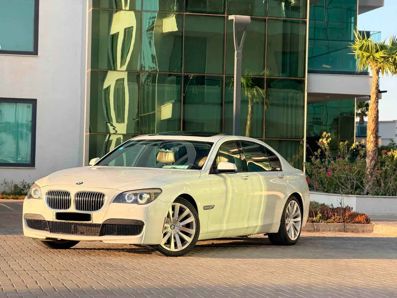 مساء الخير احبتي للبيع أو المراوس
BMW 750Li موديل 2012 (باب طويل)
محرك V8 قوي وأداء راقٍ، سيارة نظيفة جدًا وجاهزة للاستخدام مباشرة.
✅ المحرك والكير مكفولات  بشرط
✅ منظومة التبريد والصدرية جديدة بالكامل
▪️ موديل: 2012
▪️ الفئة: 750Li (Long Wheel Base)
▪️ المحرك: V8
▪️ الممشى: 110 ألف
▪️ الصبغ: 3 قطع بيها سونار المندلاوي 
▪️ رقم بغداد (تحويل مباشر)
مواصفات 
✨ بصمة تشغيل وبصمة دخول
✨ فتحة سقف
✨ داخلية جلد لون قرميدي
✨ مقاعد أمامية وخلفية كهربائية
✨ تدفئة وتبريد للمقاعد
✨ ستائر كهربائية
✨ شاشة كبيرة متعددة الوظائف
✨ كاميرا خلفية
✨ حساسات أمامية وخلفية
📌 المكان المنصور 
💰 السعر 163
📞 للاستفسار: ***********

