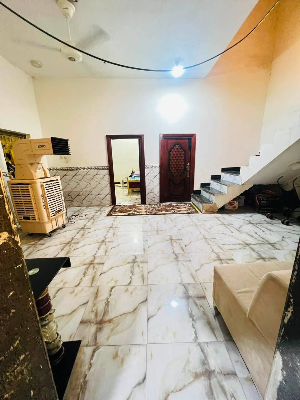 السلام عليكم
بيت للبيع المساحه ٢٠٠ متر 
الناصرية 📍ال ابو عضم يم عمود ١٥ قريب ع شارع العام 
قرب مدرسه نهر الفرات 
تبليط وماء ومجاري 
وكافه الخدمات 
السعر ١١٠
الاستفسار ع رقم  ***********
البيت يتكون من غرفتين +صاله +ديوانيه + صحيات + مطبخ ومناور عدد ٢
وطابق الثاني ناقص بس سكف
