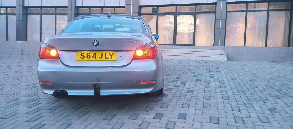 سەرەتا بەناوی خوا
BMW 530i  e60نوزل کورت چاوبرۆ
سەیارەکە 2004 مەنەفیسی ئەسلی خۆی لەگەلایە 
سەیارەکە لۆک لۆکە هەتا بڵێی جوان و تازەیە لە ناوەوە و لەدەرەوەش ، زوریش بەقەوەتە
ناو رەش جلد تەبرید ساردو کەرم بەشەرت
ئاوینەی دژە فولە
جوار جام کارەبایە
گێری توماتیکو عادیە ،سوکان کارەبا
گێڕ و مەکینە و کارەبای و ئەکسڵ هەمو بەشەرت
سەیارەکە نیو حیزامی بەریتانیایە سەقفی بەشەرت.
نرخی 45  مەعامەلە
شوێن :کەلار
ژ.مۆبایل:***********

