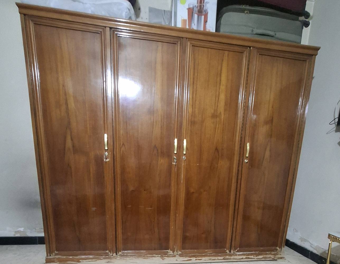 غرفه نوم شبابيه سعرها ٥٠٠ الف وبيهه مجال  اخت الجديده  
الميز اتواليت بس السجه مال الجرار  فالته  بس الجرار موجوده 
كنتور صاج ٤ بيبان كل خانه ٤ طبقات سعر ٤٠٠ الف وبيه مجال
طباخ ايطالي  اخو الجديد شغال الفرن والعيون شغاله السعر ٤٠٠ الف  وبيهه مجال 
الميز كومدي ٤٠ الف وبيه مجال 

عجانه وقلايه هوائيه وعصاره مال فواكه  جديدات كلاثتهن   ٢٥٠ الف  
اي استفسار على هذه الرقم  
***********