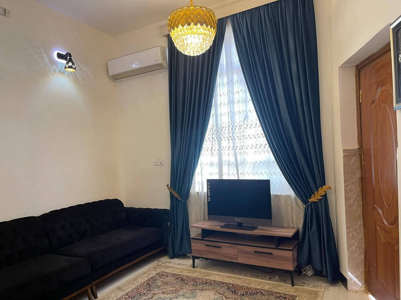 السلام عليكم ورحمه الله وبركاته..
بيت في حي الوفاء المساحة 100 متر ركن ..طابو صرف ..مربع  10 * 10.. قريب على الشارع الفاصل بين الميلاد والوفاء. منطقة حلوة وهادئة ..خدمات كاملة . عرض الشارع 10 متر ..ماء ..مجاري .. كهرباء ..تبليط .. 
طابق واحد بناء طابوق وسقف صب .. 
السعر 165 مليون .. للاستفسار...***********..
