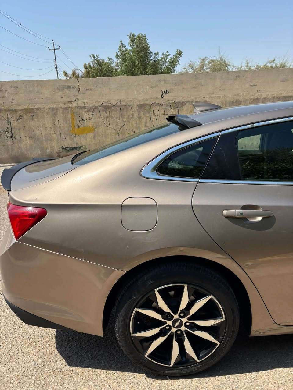 ماليبو ١٨
قطعتين تبريد 
كشن كهربائي 
عدادات دجتال ( مثل مال تاهو ) 
شاشة حجم جبير 
حادثها جاملغ جهة السايق فقط وهنا صار بيها بس بارد با الجاملغ الايسر بارد زغير كلش 
السياره بأسمي السنوية تسقط ب ٢٠٣٠ 
مابيها اي جراد او بداية جراد صبغها يخبل السياره 
مكاني النجف ب ٨٨ ومجالها بسيط 
*********** اتصال 
*********** واتس
