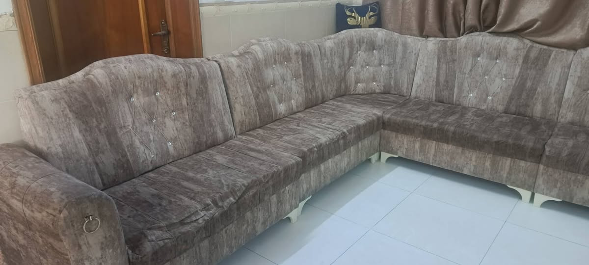 ديوان 7 متر
6 قطع (اربعة كبار ووحدة صغيرة والسادسة زاوية)
السعر المطلوب 150
للاستفسار الاتصال على رقم
 ***********
