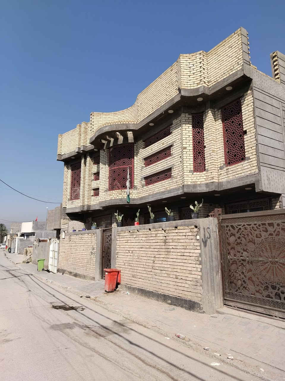 دار اللبيع  حي الجمعيه  قرب مدرسة نبع المعرفه الاهليه  المساحه  250 متر البناء درجه اولى... حديث  كامل الخدمات تبليط ماء، مجاري كهرباء  ... البيت طابقين متكون  من 5 غرف نوم  صاله عدد 2  استقبال  مطبخ بارد  ومطبخ حار  مجمع صحيات  طابق اول وثاني  مع مجمع صحيات كراج  مع حديقه  السعر خاص رقم هاتف الاستفسار  ***********
