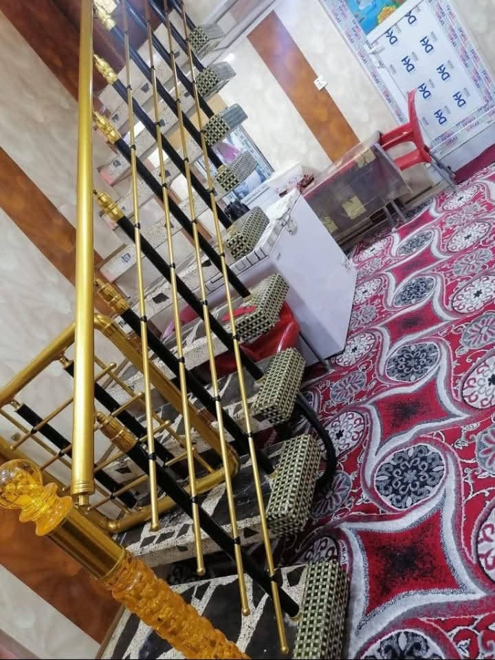 بيت 🏠 موقع مميز جداً حي الضباط 260م طابو صرف للبيع يتكون البيت من غرف عدد 2 وصالة واستقبال ومطبخ وحمام عدد 2 ومنور على مدار البيت وحديقة وكراج سيارة 🚗 كبير مع محل للاتصال ***********

