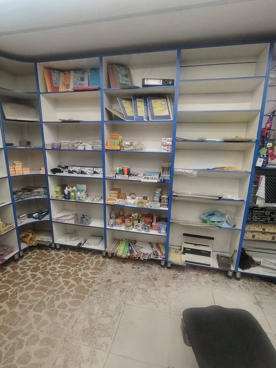 السلام عليكم غراض مكتبة للبيع مع كافة المحتويات للاستفسار ***********
