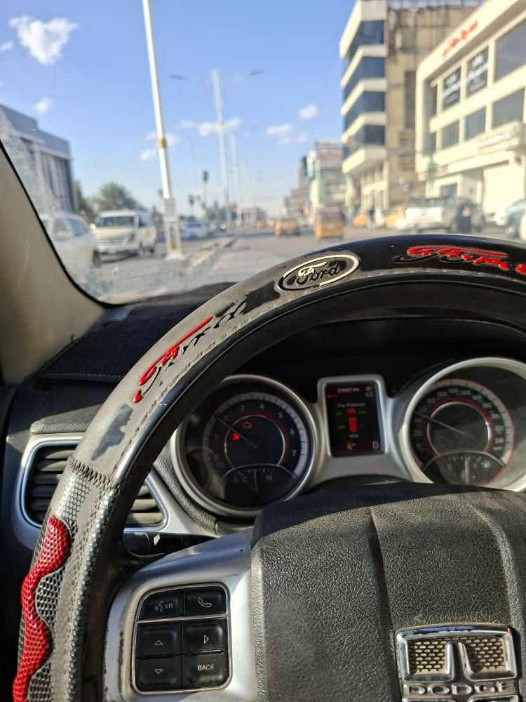 السلام عليكم سيارة دوج جورني مديل 2014بيع او مراوس.. رقم دولي سنوية لل2028 گير مكينة بحالة جيدة جدا تايرات جدد باتري جديد سيارة وارد امريكي بيهة تلث قطع اكو ضرر جديد ما مسوية بلباب الخلفي موضح بلصورة مكان السيارة ميسان العمارة والرقم ***********او *********** عمارة, ميسان
