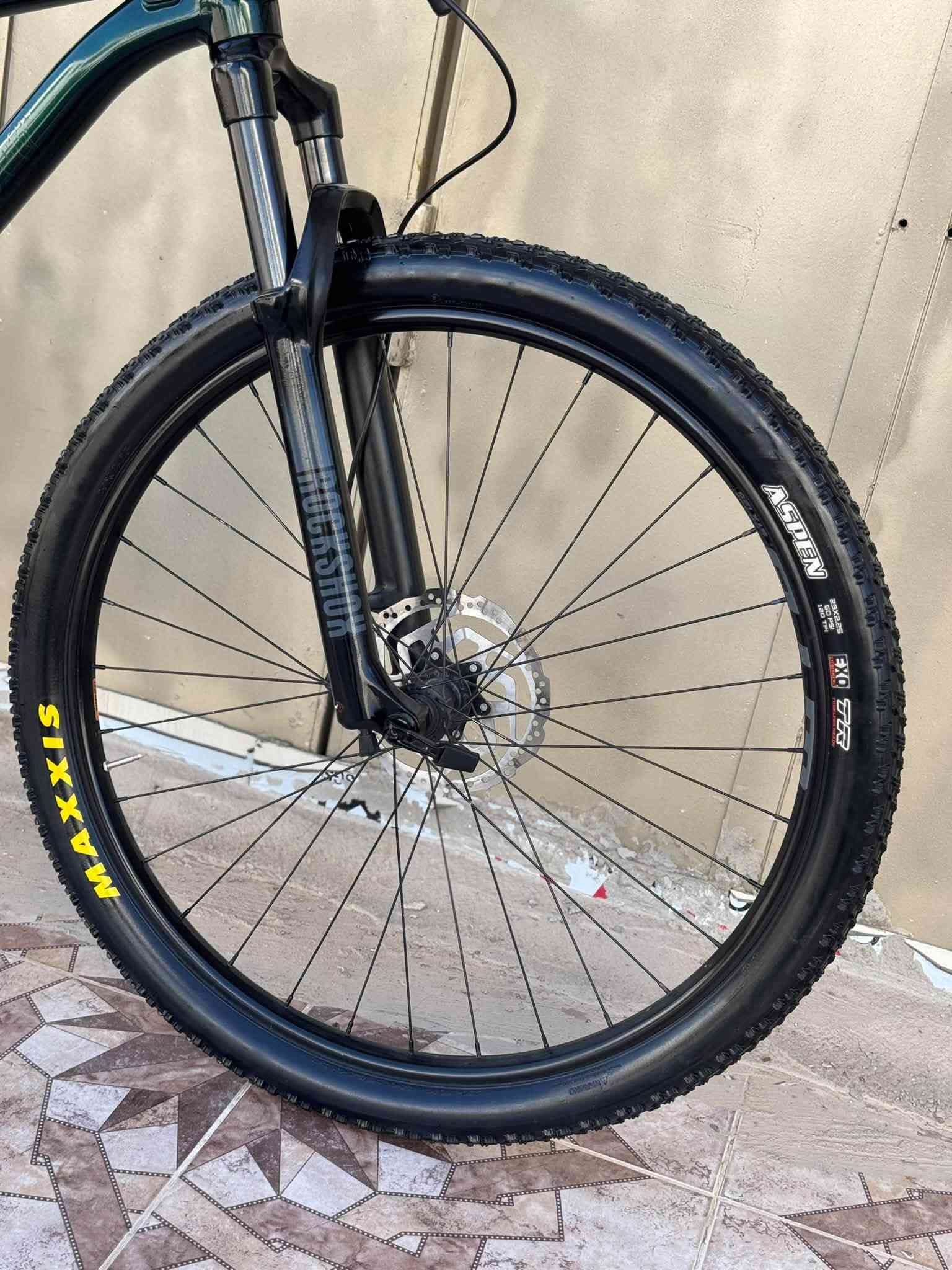 بايسكل / امريكي 

ماركة /Cannondale 

اورجينال

موديل / 2022

المنيوم 

قياس/ ٢٩ 

فريم / M -L

بريكات هايدروليك دبل بستن
‏shimano tektro

ماشة دبل هايدروليك
ماركة / Rockshox Recon
قياس 35 ملم

١ * ١٢ كير 
‏Sram SX

مكينة خلفي 
‏Sram SX

داخل بايدر / براكيت بوش کبس
‏Sram SX

اطارات / maxxis aspen
قياس 29 * 2.25

ديسك / shimano

سكان كاربون

Dropper

بطيخة صوت عالي 

سعر / ٦٤٠$ 

***********

📍مكان/ سليمانية :- بكرجو جديد - قريب جامع احسان

توصيل موجود لي كل محافظات 🚕
