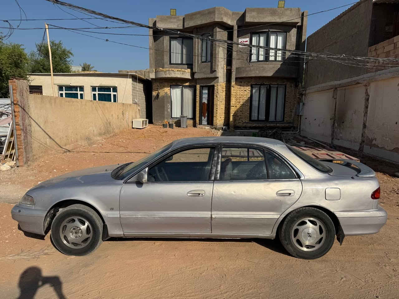 السلام عليكم
سوناتا تو موديل ١٩٩٥ بلادية بيها صبغ جامرلغ خلفي ايسر فقط وجاهزة السيارة عايزة حدادية امامية فقط
مكان النجف الاشرف السعر ٤٦ ورقة وبيها مجال 
*********** النجف, العراق
