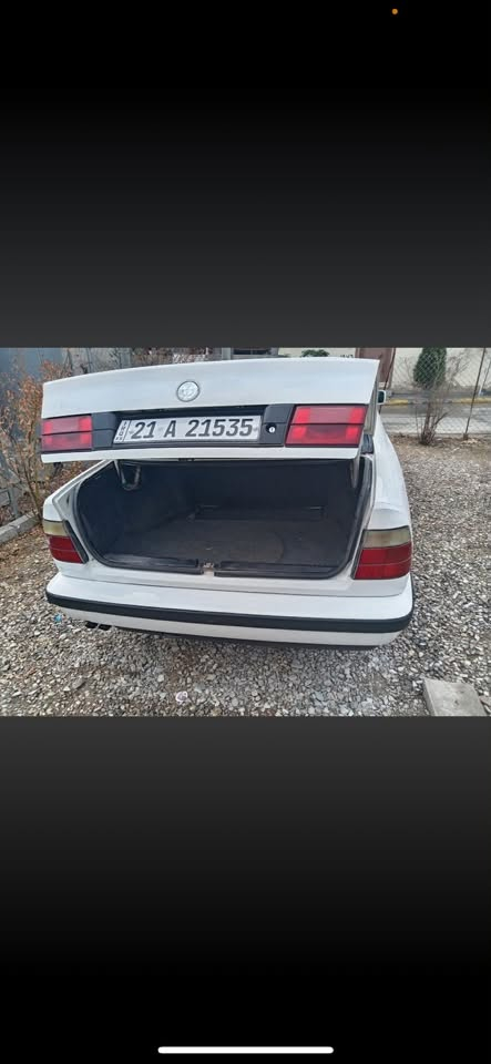 BMW 520i 
مۆدێل ١٩٩٠ گێڕو مەکینەی بە شەرت پارچەو پەڵەیەک بۆیاخی هەیە کوشن سیاحی ناوو دەری جوان ماوەتەوە سڵاید گەرمی مەزبوت سەنەوی تا نزیکی 2030 تازەیە تەحویل بە شەرت چەکوشی پێوە نیە قرچێکی بەسیتی هەیە شایەنی باس نیە سعری ٥٤ گەڵا معامەلەیەکی کەم لە سلێمانیم ابراهیم ئەحمەد
***********
