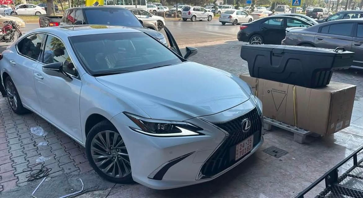 LEXUS ES 300h 2025
وكالة شريكة صباح نعمان خليجي 
مكفولة كفالة عامة مابيها نقطة 
ماشية ١٧ الف كيلومتر 
رقم اربيل بسمي 
مكان سيارة اربيل 
***********
