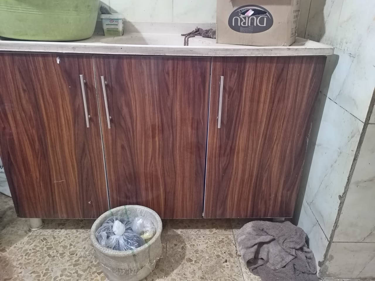 كاونتر mdf خشب مترين مع ملحق مترين وسنم متر ونص نظيف السعر 125 الف دينار  مكاني بغداد سكينه مال الامين خلف جامع الرحمن وهذا رقمي بيه واتساب ***********
