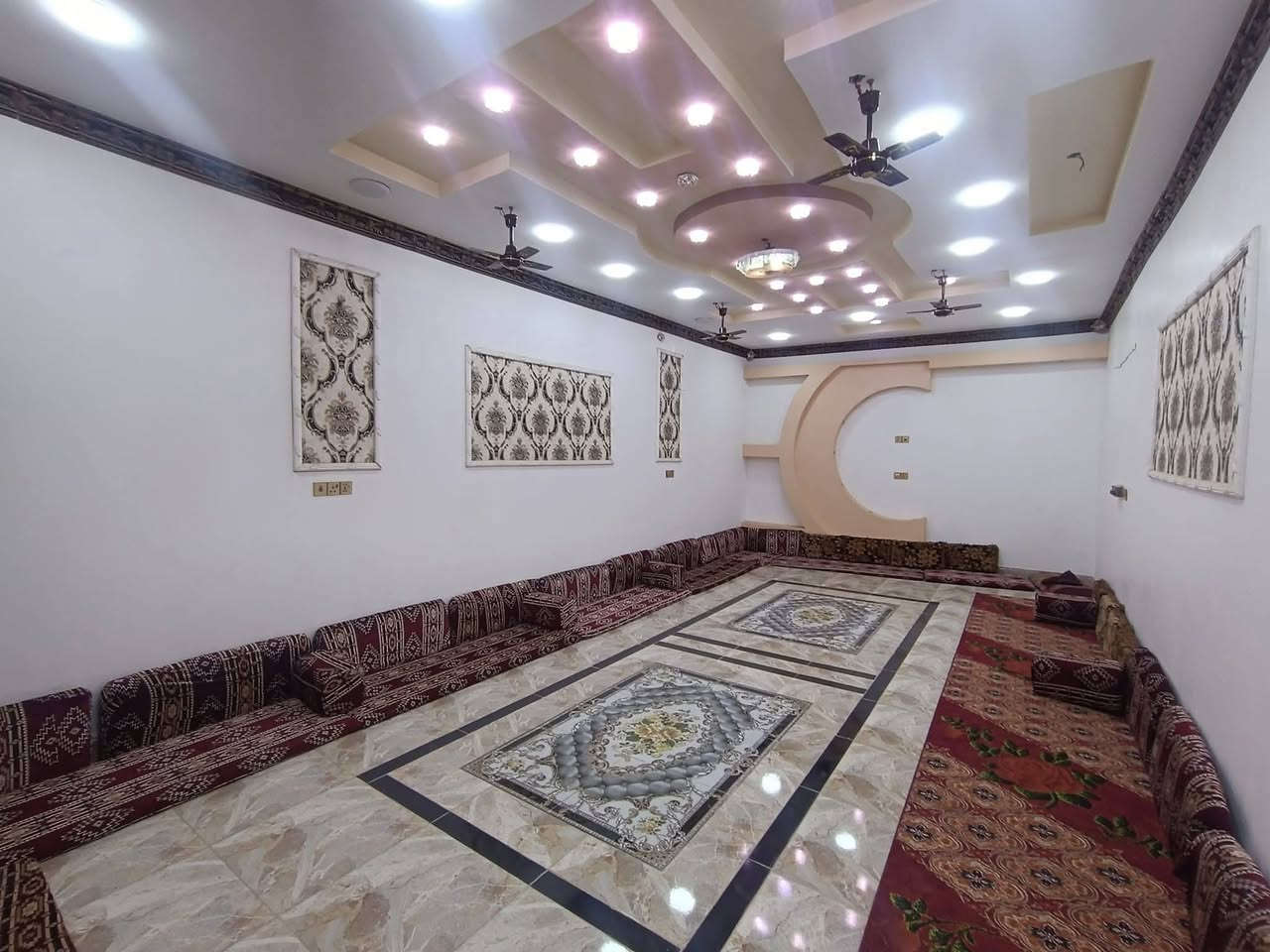 سلام عليكم دار للبيع 600متر كوت حي الحكيم نزلت علاء غريب قرب باب الحاره  عنوان العقار طابو زراعي 25 مرقم من قبل البلديه الرضيه رفته وسكف كونكريت المجاري رئيسيه يتكون البناء استقبال ➕مطبخ ➕صالتين ➕3غرف نوم و صحيات داخليه وخارجيه وحديقه 100متره للستفسار عل رقم ***********
