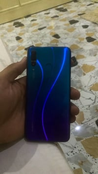للبيع شاشتة بيهة فطر زغير مابي اي عطل قيم وخذ ذاكرة 128اسمة هواوي p30l...