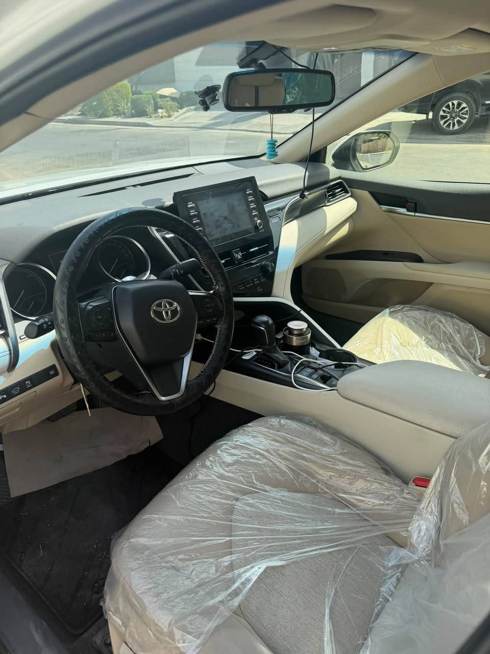 كامري ٢٠٢٤ Gle  فول موصفات وكالة عبد اللطيف مكفولة من الصبغ والتبديل فقط بارد بسيط بالباب الامامي والخلفي رقم بغداد ماشية ٤٠ الف جديدة جداً بحالة الوكالة بعدها السعر ٢٣٥ التواصل ***********
