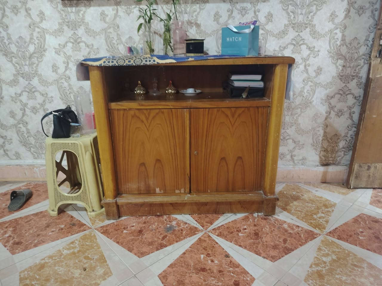 السلام عليكم عندي اثاث للبيع
١_غرفة منام نفرين  تفصال درجه اولى(تسكام) طابقين سبع قطع السعر ( ٨٠٠ ألف) يحتاجلها بس بوليش وجامه بالباب بيها فطر 
٢_  غرفة منام نفرين طابق واحد ٧ قطع موديل قديم ب٤٠٠ ألف
٣_ قنفات ٢كبار ٤  و٤ قطع ام النفر صاج وكذلك تصلح اتصير كعده عربيه وتغليفها كللش سهل السعر (300 الف) 
٤_ قنفات يحتاجلها دوشمه السعر( ١٠٠ الف)
5_ جرباية طفل كبير وياها ملحق كنتور صغير تفصال صاج درجه اولى السعر (١٥٠ الف)
٦_ جرابي اطفال حديد عدد ٥ جدد بس َحده يحتاجلها لحيم من مكان واحد فقط سعرهم (٢٥٠ ألف)
7_ مكتبة كتب طابقين تفصال السعر (٢٠٠ الف)
8_. كنتور بابين صاج بحاله جيده السعر ١٠٠ الف
٩_ غساله اوتمانيك ١٨ كيلو بيها قطع واير فقط وشغاله سعرها ١٠٠ الف
واذا كلهم ٢٠٠٠٠٠٠ بمليونين  الي حاب يشترى يتواصل ع هذا الرقم *********** ابو قاسم
