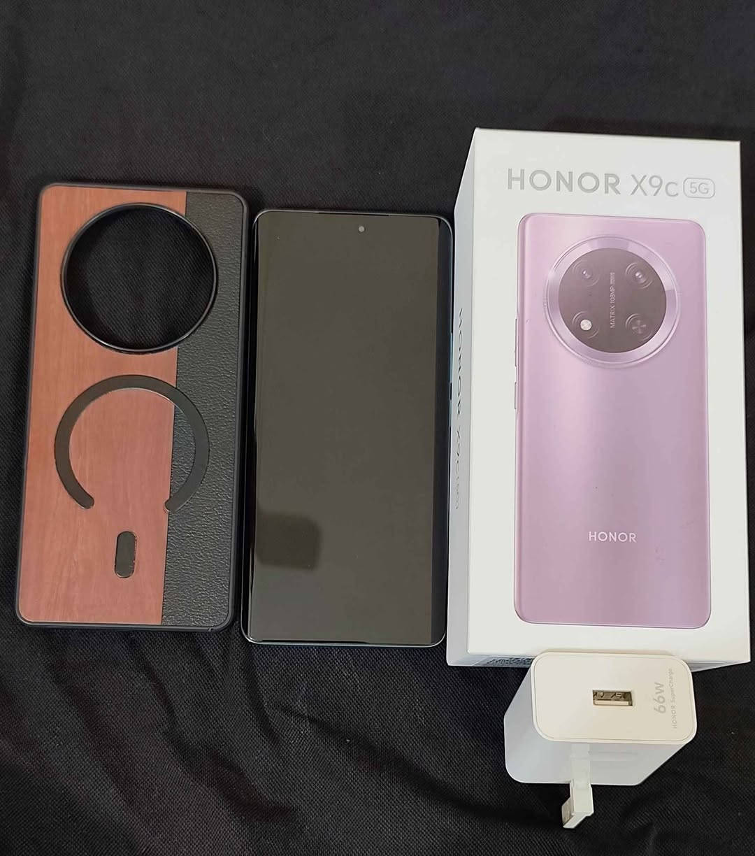 📱🔥 للبيع HONOR X9c 5G 🔥📱
جهاز مرتب ونظيف جداً،  مستخدم 10 ايام فقط ويا أغراضه، ومواصفاته قوية مقابل سعره 👌
🔹 الموديل: HONOR X9c 5G
🔹 الرام: 12GB
🔹 التخزين: 256GB
🔹 رام Turbo: يدعم إضافة 12GB افتراضية
🔹 المعال ج: Snapdragon 6 Gen 1
🔹 النظام: MagicOS 10
🔹 الشبكة: 5
🖥️ الشاشة: • AMOLED منحنية
• حجم 6.78 إنش تقريباً
• دقة 1.5K
• تحديث 120Hz
• ألوان 1.07 مليار لون
• سطوع يصل إلى 4000 nits
• PWM 3840Hz لحماية وراحة العين
📸 الكاميرات: • الخلفية الرئيسية 108MP
• مثبت بصري OIS + تثبيت إلكتروني EIS
• تصوير ليلي وذكاء اصطناعي
• الأمامية 16MP
• تصوير فيديو يصل إلى 4K حسب وضع التصوير
🔋 البطارية: • 6600mAh سيليكون-كربون
• شحن سريع 66W
• بطارية قوية جداً للاستخدام الطويل
• HONOR تذكر أن الهاتف يحقق أكثر من 72 ساعة من الاستخدام المعتدل في اختبارات البطارية.
🎮 الألعاب: • PUBG Mobile يدعم حتى 60 FPS على الإعدادات المدعومة
• تجربة PUBG سلسة على إعدادات Balanced + Extreme في اختبارات الأداء. • COD Mobile أداء ممتاز على إعدادات عالية ومعدل إطارات مرتفع. • شاشة الجهاز 120Hz، لكن هذا لا يعني أن PUBG تعمل 120 فريم؛ الاختبارات المتوفرة تشير إلى سقف 60 FPS في PUBG على الجهاز.
🛡️ المتانة: • تقنية HONOR Ultra-Bounce Anti-Drop 2.0 • مقاومة سقوط تصل إلى 2 متر في اختبارات HONOR • مقاومة ماء ورذاذ بمعيار IP65M في بعض الأسواق
✅ العلبة
✅ شاحن HONOR 66W
✅ كفر
✅ الجهاز نظيف مامستخدم اكثر من ايام 10 ومرتب حسب الصور
💥 جهاز ممتاز للتصوير، الألعاب، الاستخدام اليومي، والبطارية القوية.
💰 السعر: _____425_____ د.ع 📍 المكان: ______صلاح الدين الدجيل ____ 📞 للتواصل: ______***********____
الجاد فقط يتفضل 🌹 بلاد, صلاح الدين
