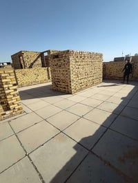 بيت للبيع حي الزهراء مقابيل المدرسه الصيني بيت هيكل دولان مساحه ١٠٠متر...