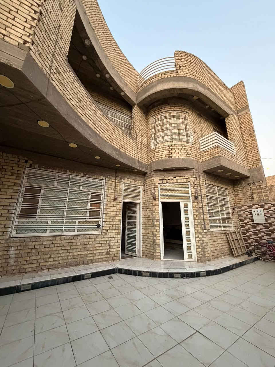 بيع سريع 🔥( عودتكم اجيبلكم العروض الحلوه  🌝احلى وأنسب 200 متر بكربلاء 🏡🥹( ملحق الفارس بظهر التجاري 😍📍

بيت 200 متر طابقين ونص للبيع ملحق الفارس موقع مميز 4 غرف نوم حديث بناء سنة 2023 🏡

السعر 275 قفل ( ملاحظة لبيت مطلوب اسكان 15 مليون بالشهر  170 الف  تريد الإسكان عليك تدفع 265 تريد صافي الاسكان عل اهل لبيت تدفع 275 

***********
