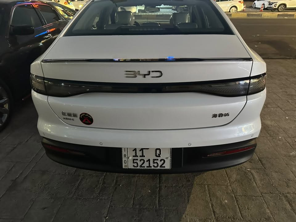 سلام عليكم
‏سيل 5 موديل 2025 داخل ابيض‏

‏بلكن هايبرد  ثلاث انظمه هايبرد + بانزين  شحن ذاتي + شحن خارجي تمشيك2100  كيلو سعه خزان الوقود
عداد  كليومتر/  3الاف فقط
محرك يعمل لشحن البطاريه فقط  1500 هجين ثلاث انظمه شحن ذاتي + هايبرد + شحن خارجي 
داخل جلد ابيض لونين  بطاين بوب جلد ابيض واسود + دوشمه اضافيه  
بكلايت لد خليه  
بصمه +كارت  
هاندر بريك بصمه اوتو هولد 
كيجات شاشه 
شاشه كبيره تبريد شاشه
لايت ليد لايت اوتو 
 لد نهاري
اشاير مري 
تبريد قطعتين  
ويل كب اسود بلاد
مكاني بغداد
السعر 21,500
‏ ***********
